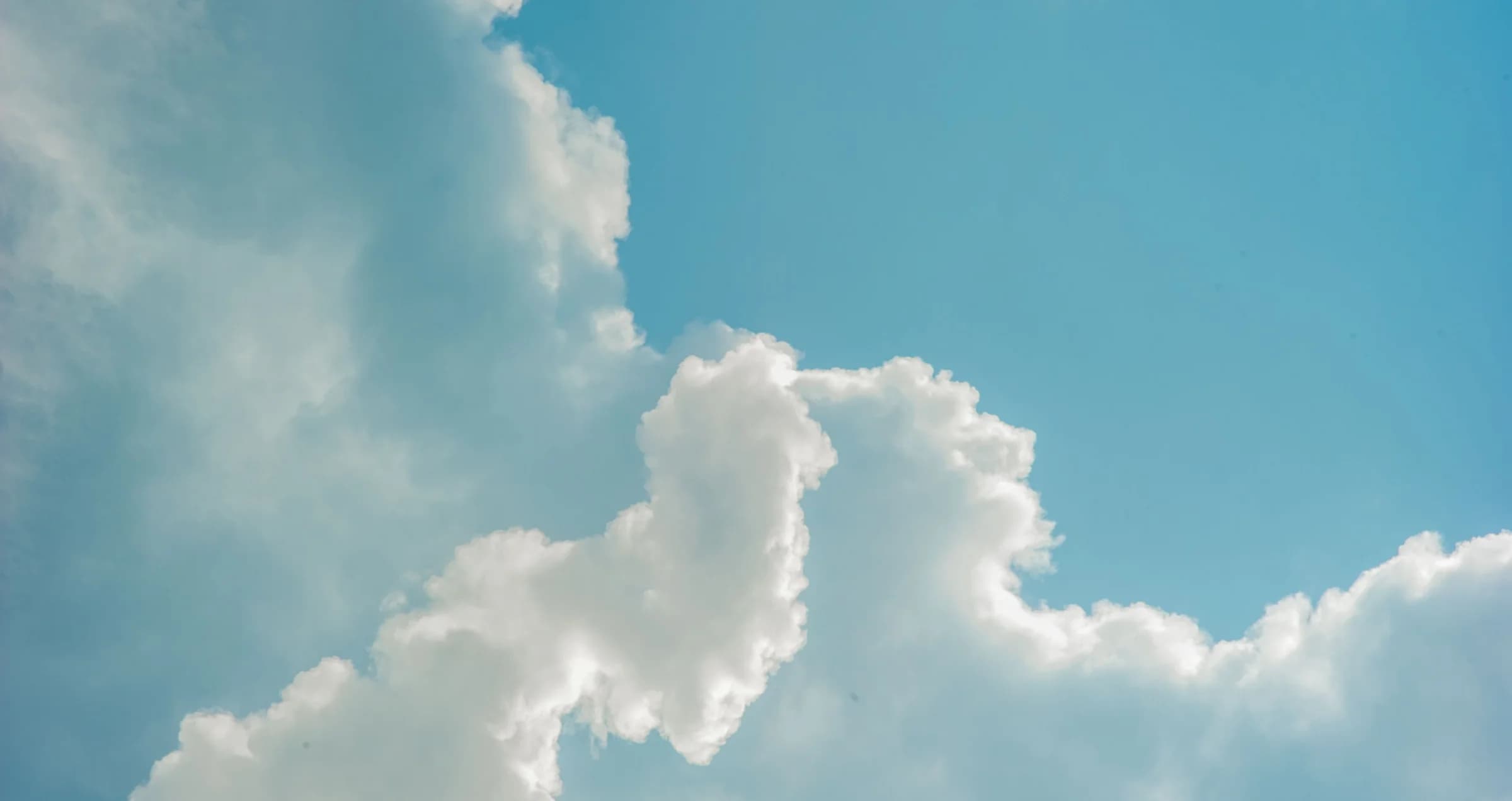 Weiter Himmel mit hellen Wolken